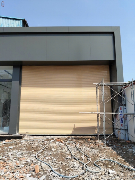 Lắp đặt và bàn giao cửa cuốn Công nghệ Úc tấm liền cho hãng xe điện BYD